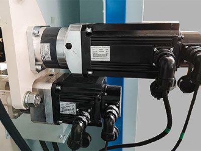 Unit pelapis dikontrol secara independen oleh motor servo